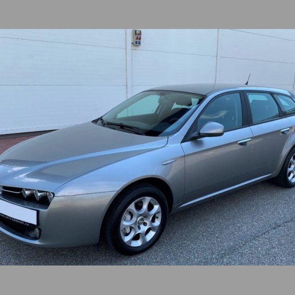 ALFA ROMEO 159 1.8i, 103 KW, ROK 2009, PARK. SENZ.,REZERVACE