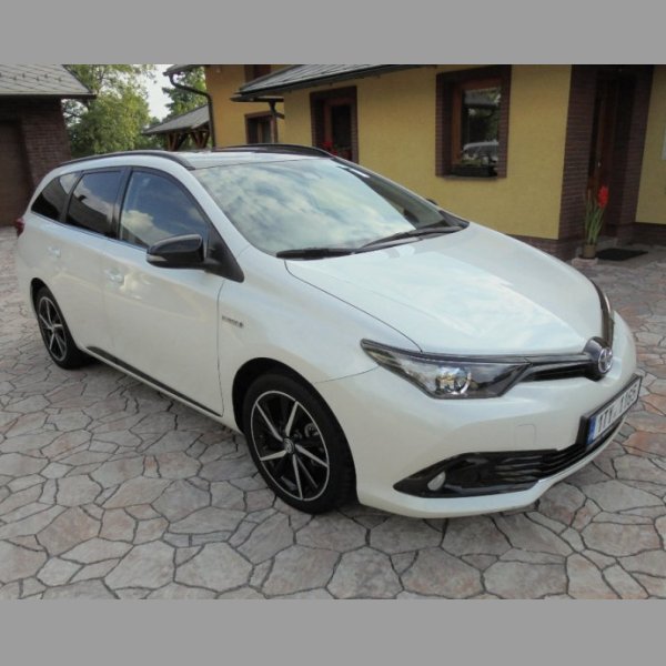 Toyota auris 1,8 hybrid selection naj 28000 km